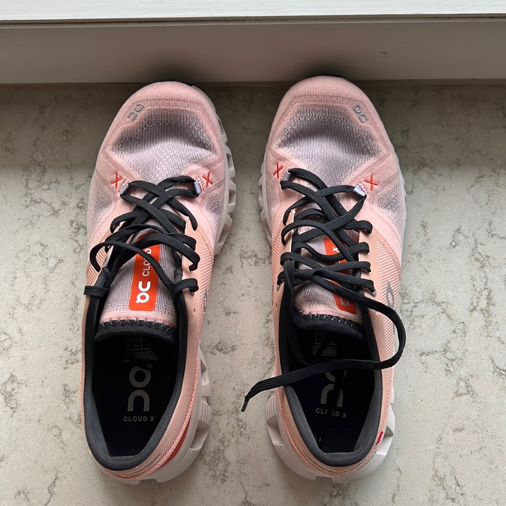 On cloud X3 sneaker.